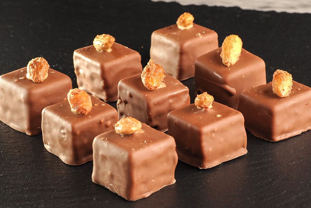 Fjær Konfekt - Kaker - Sjokolade og nøtter