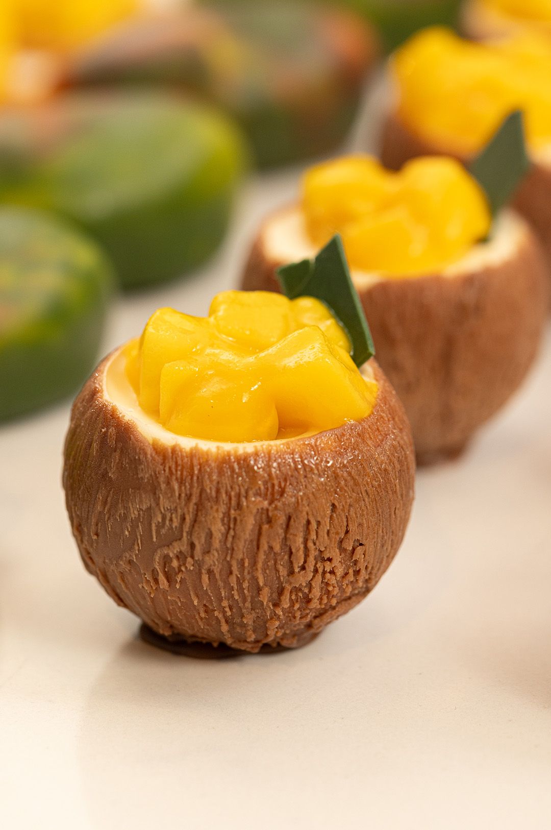 Glutenfri kokos bankettkake med pasjonsfruktcrémeux og mangosyltetøy