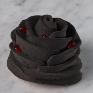 Dark Side of the Rose porsjonskake formet som en mørk rose med solbær og melkesjokolade