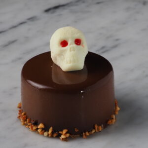 Ghost Rider Halloween porsjonskake med sjokolade, hasselnøtter og dekorativ hodeskalle