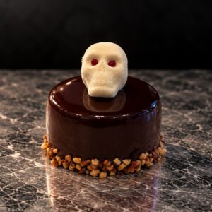 Ghost Rider Halloween porsjonskake med sjokolade, hasselnøtter og dekorativ hodeskalle