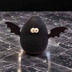 Vegan Bat Halloween porsjonskake formet som en flaggermus med vegansk sjokolademousse og sjokoladevinger