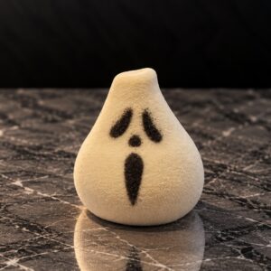 Boo Halloween porsjonskake formet som et lite spøkelse med pære og hvit sjokolade
