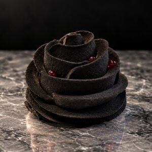 Dark Side of the Rose porsjonskake formet som en mørk rose med solbær og melkesjokolade