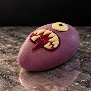 Mango Monster Halloween porsjonskake formet som et lilla monster med øye og mangofyll