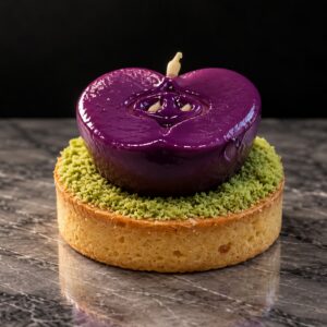 Poisoned Apple Halloween porsjonskake formet som et mørkelilla eple på mørdeigsbunn med grønne smuler